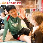 遠藤航、リバプールの子ども達と英語で交流　ファンへハイタッチの神対応　『HEROs AWARD 2024』